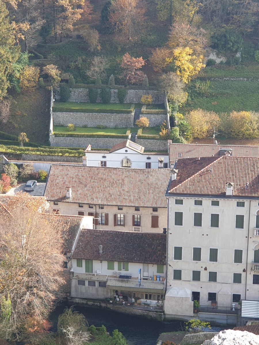 Il palazzo e il giardino a terrazze visti dall&rsquo;alto, in autunno