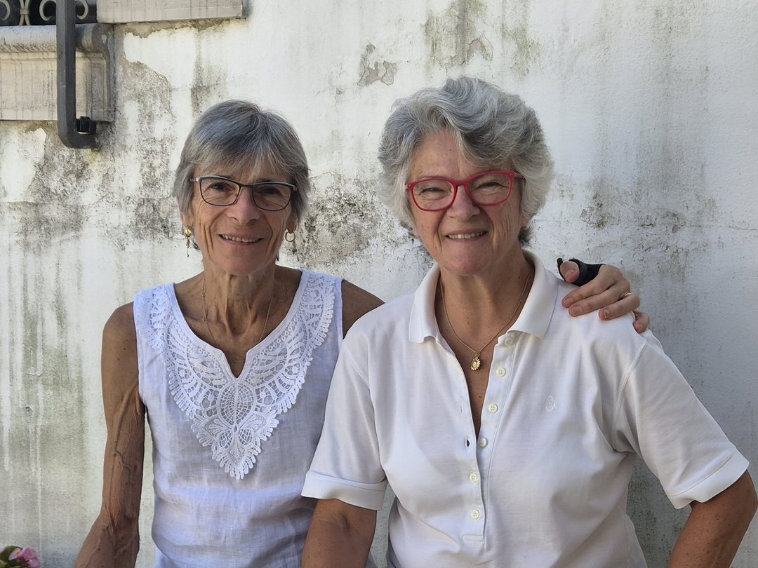 Anna ed Egle Salice davanti al muro del palazzo, settembre 2026