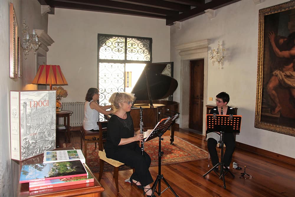Concerto di musica classica nel salone del palazzo