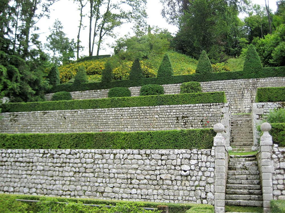Vialetto tra le siepi di bosso
