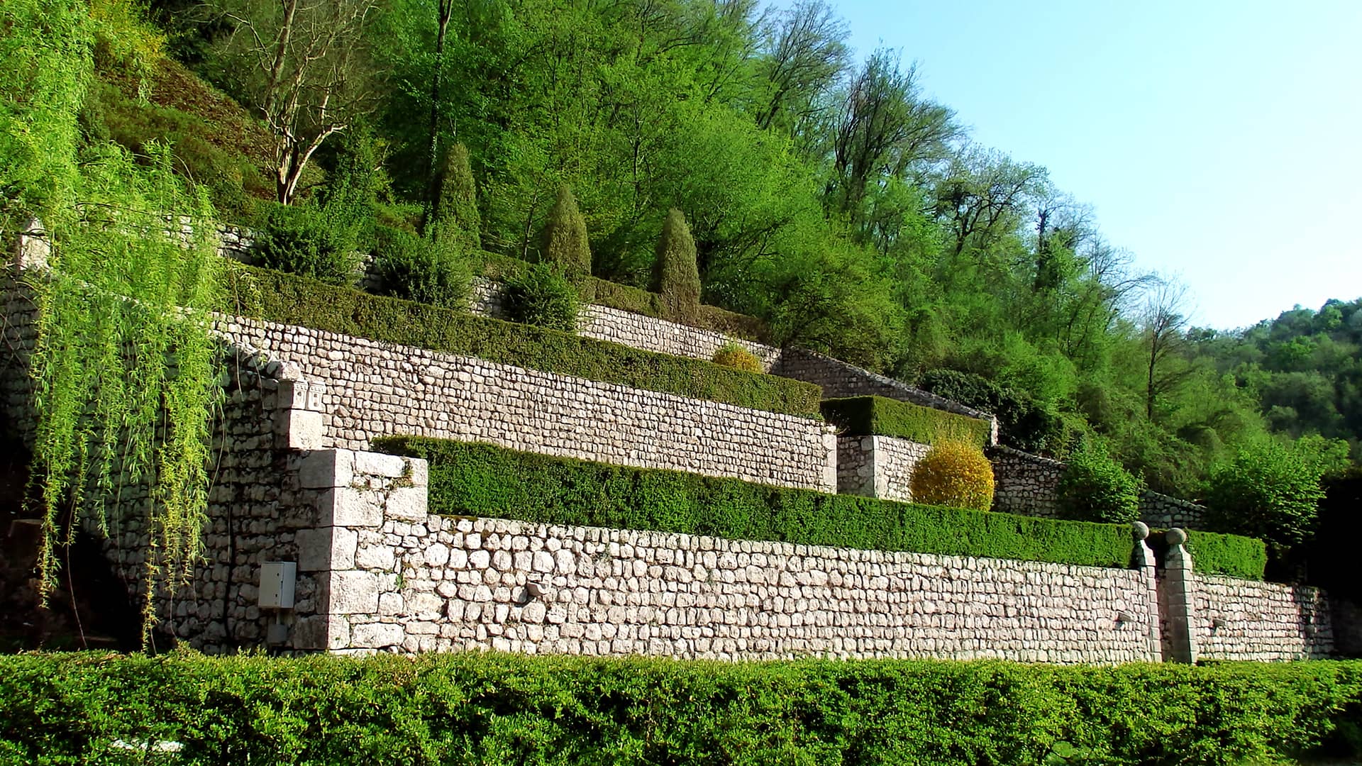 Le terrazze in pietra e le siepi di bosso del giardino all'italiana