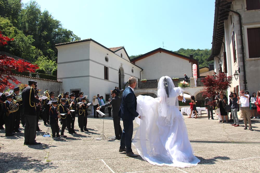 Una sposa e la banda musicale nel cortile di Palazzo Scolari