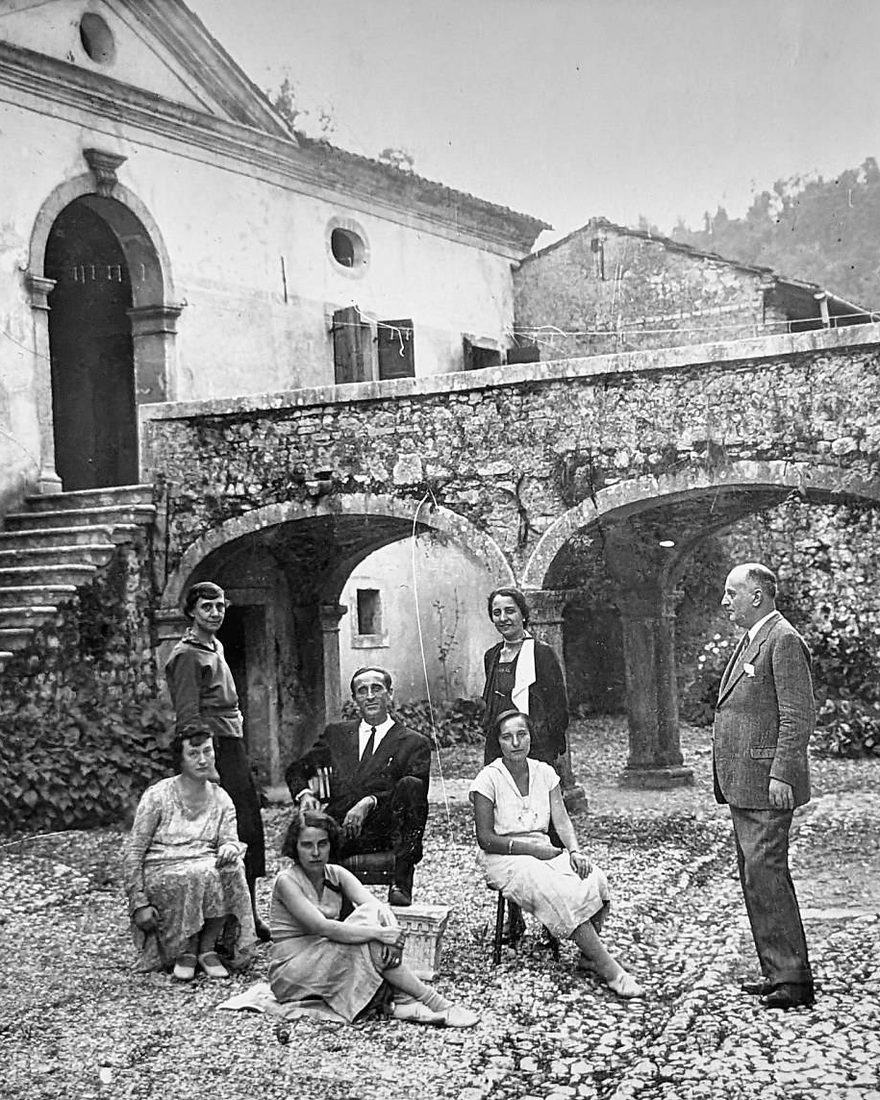 La famiglia riunita nel cortile di Palazzo Scolari, davanti alla scala di pietra e al ponte ad archi che collega il palazzo al giardino, negli anni Trenta