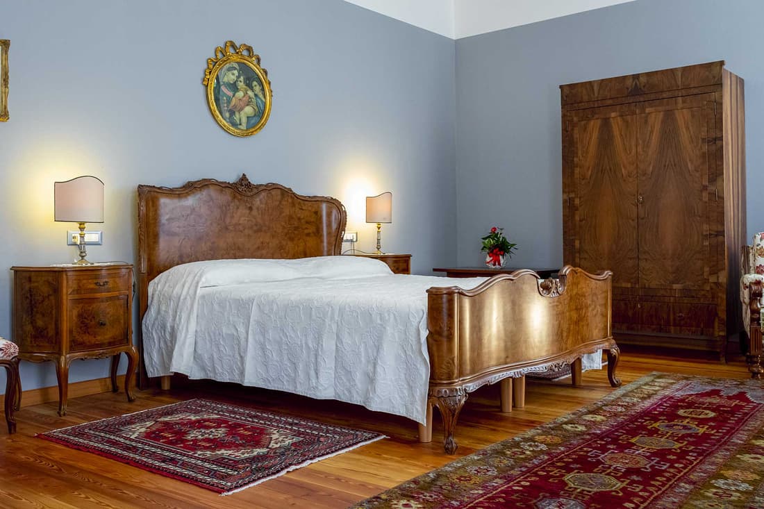 Suite Scolari, con letto matrimoniale in noce e pareti azzurro polvere